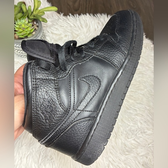 Nike Air Jordan 1 Retro Black Sneakers 🖤 - Picture 8 of 10